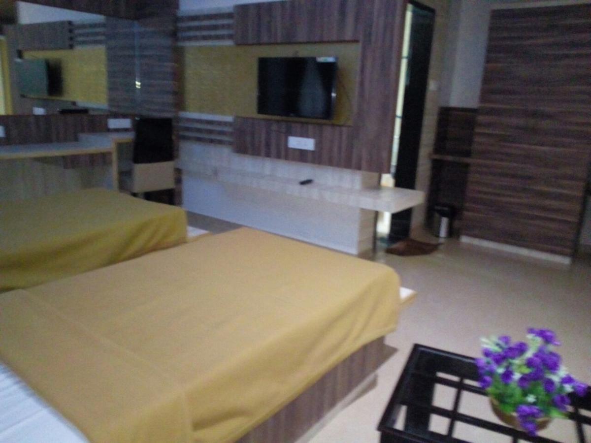 Hotel Aadhi 3*
