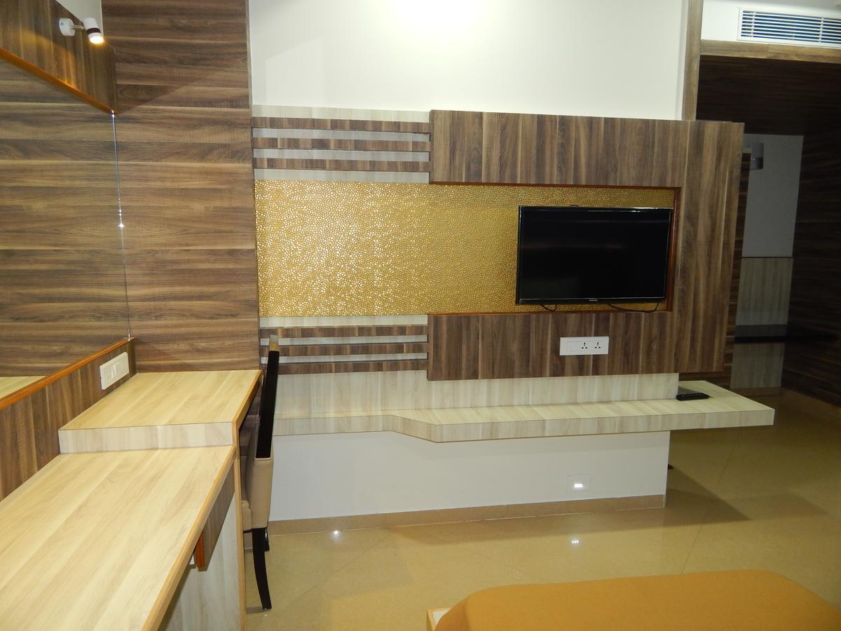Aadhi 3* Mayiladuthurai