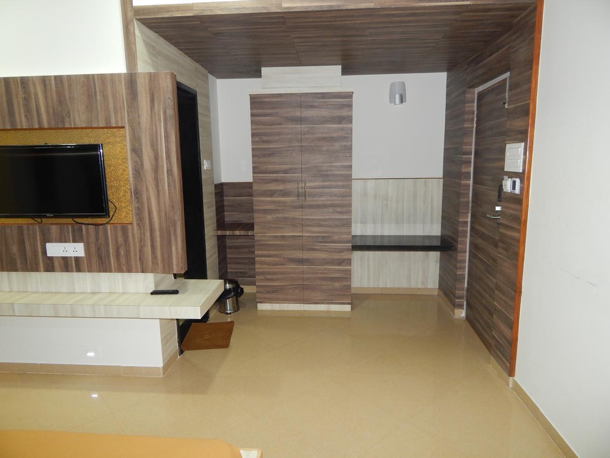 Aadhi 3*