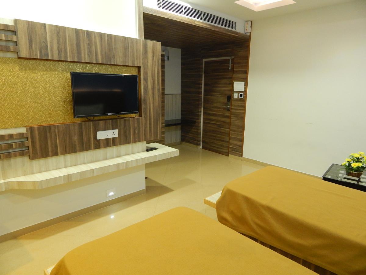 Hotel Aadhi 3*