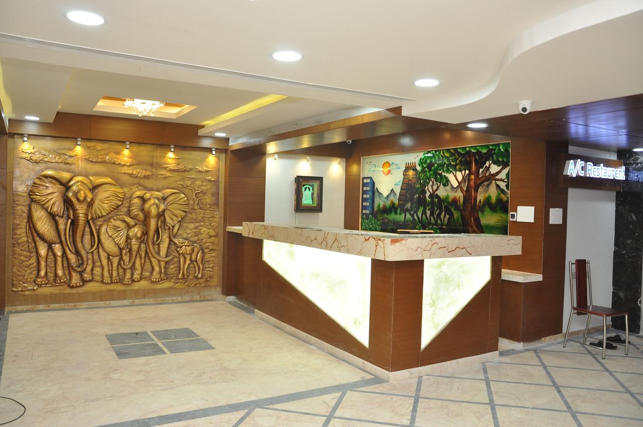 Hotel Aadhi 3*