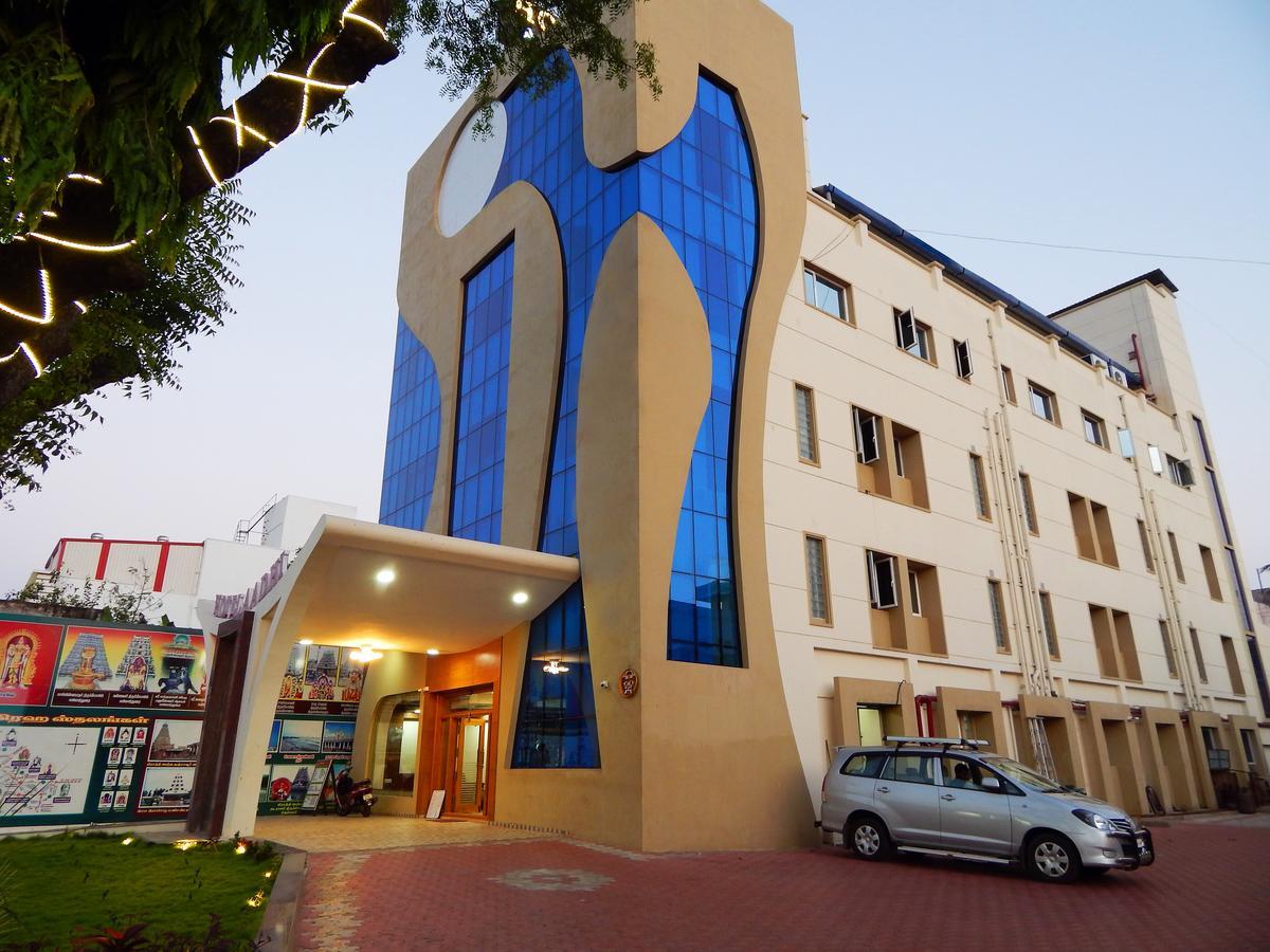 Hotel Aadhi 3*