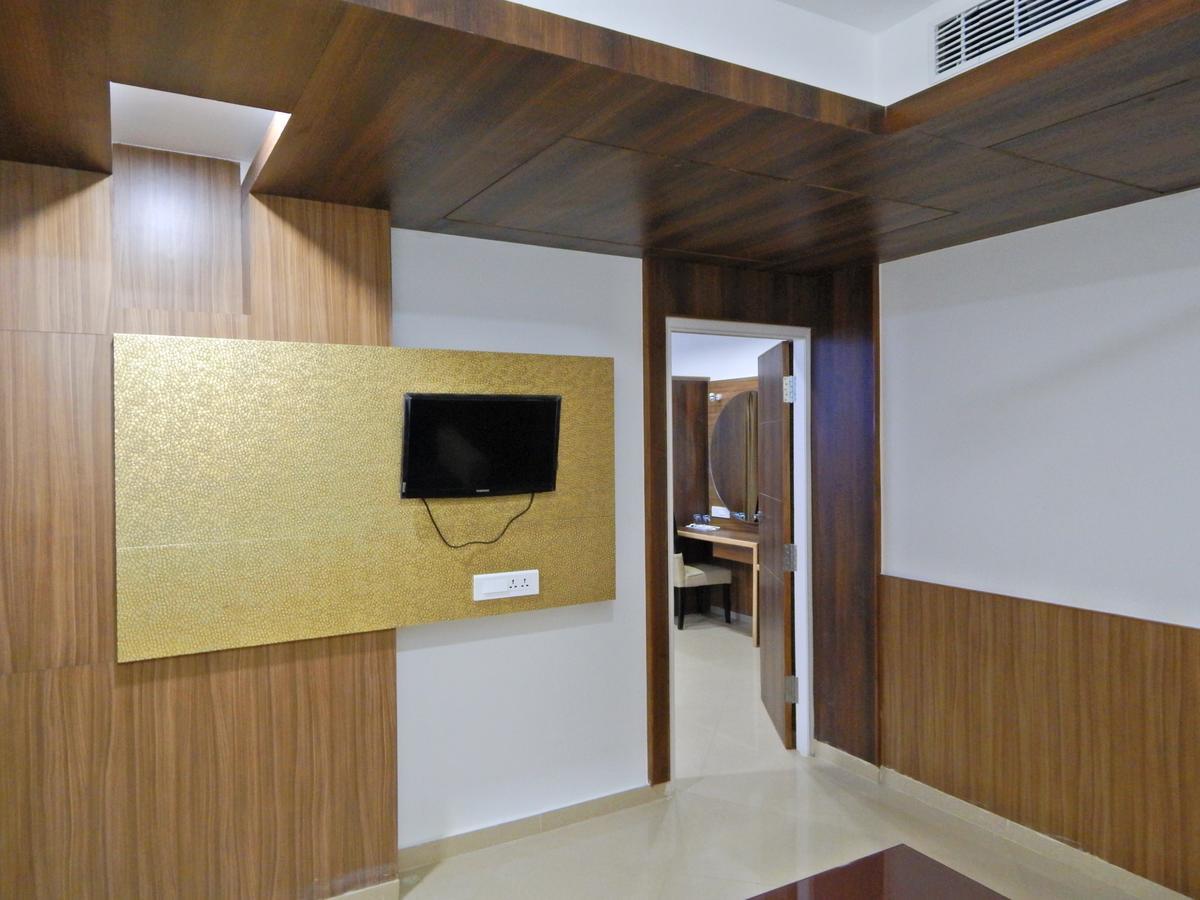 Aadhi Hotel 3*